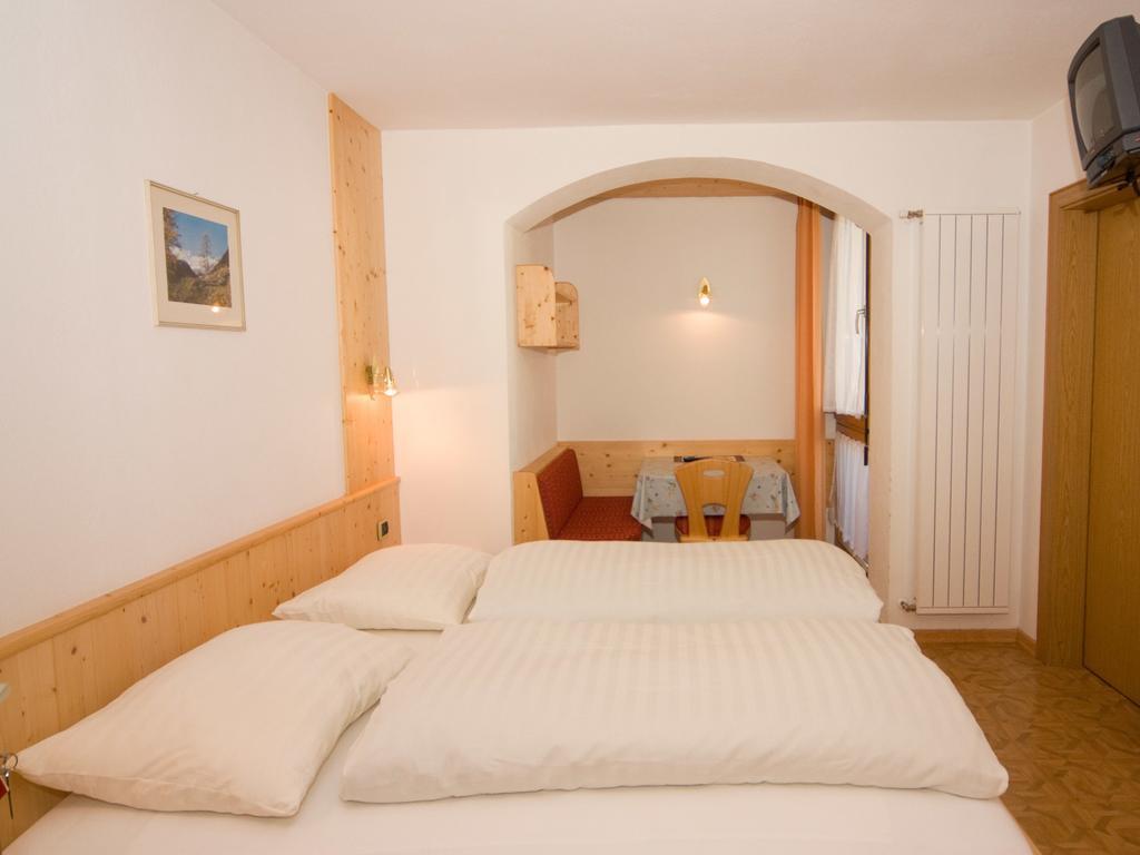 Apartamento Pension & Appartament Anna Predoi Habitación foto